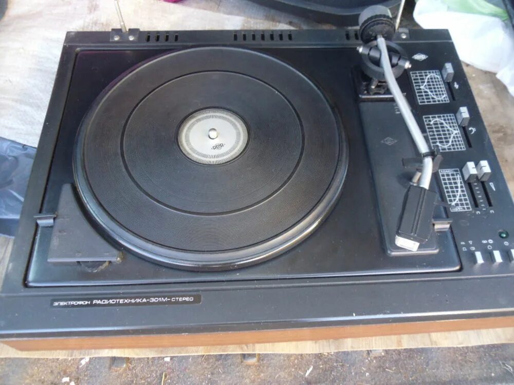 Виниловый проигрыватель radiotehnika 301m. Электрофон 301м стерео. Проигрыватель виниловых пластинок радиотехника 301м. Проигрыватель винила радиотехника 301м. Виниловый проигрыватель радиотехника 301.
