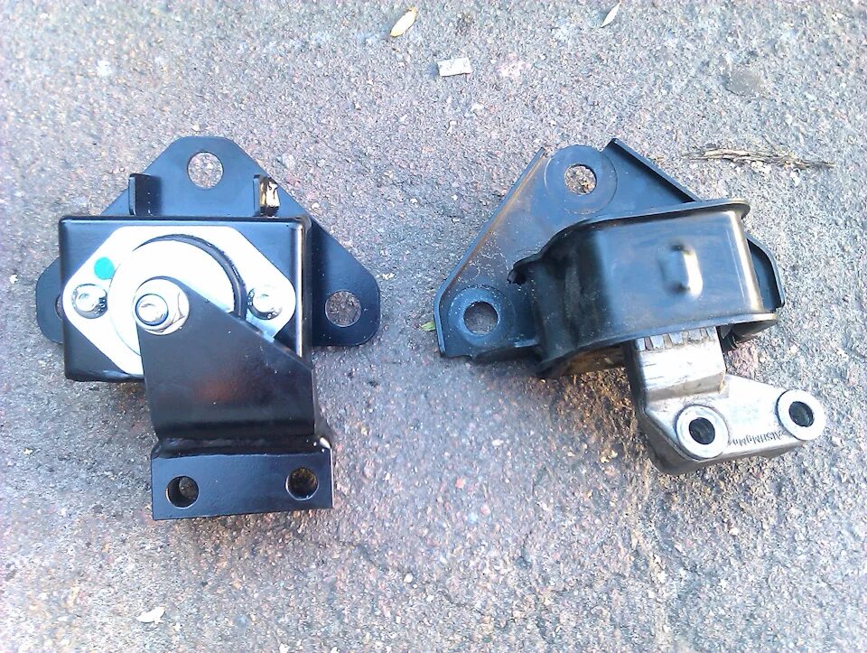 Опоры двигателя ford. Опора двигателя форд фокус 2. Опора двс правая форд фокус 2. Кронштейн опоры двигателя форд фокус 2. Кронштейн задней опоры двигателя форд фокус 2.