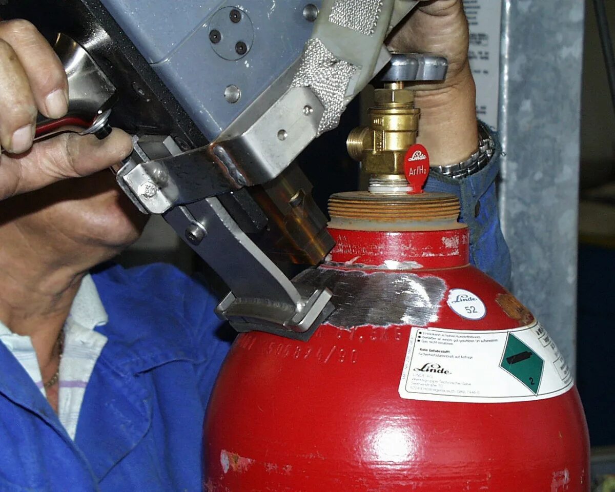 Стеллаж для испытания газовых баллонов. Испытание газовых баллонов. Баллоны unitor газовые. Освидетельствование газовых баллонов гбо. Оборудование для освидетельствования газовых баллонов.