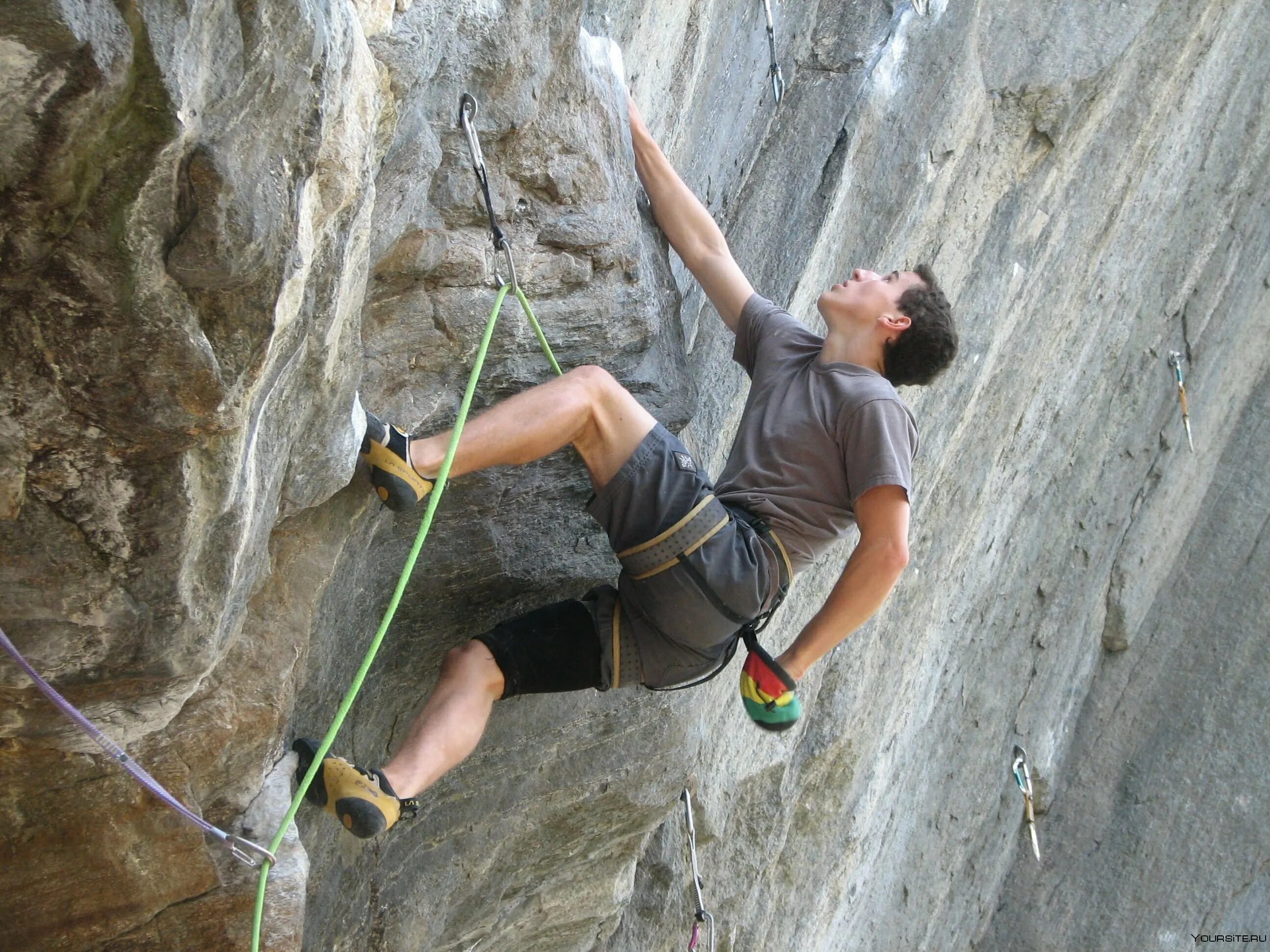 Scaling heights. Тони Курц альпинист. Скалолазание в горах. Скала скалолаз. Мужчина скалолаз.