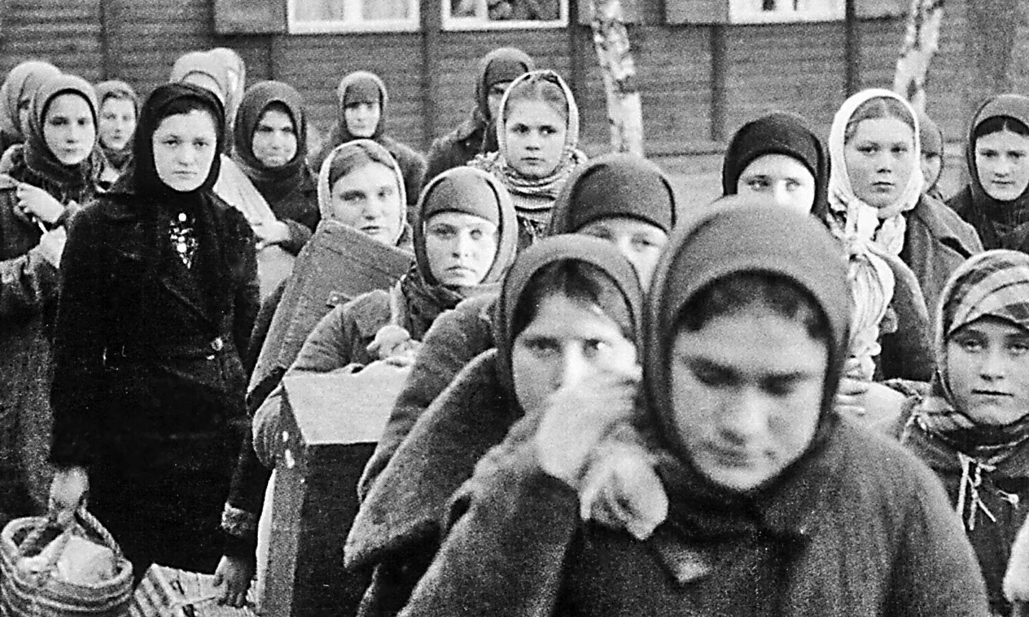 дети угнанные в германию. остарбайтеры великая отечественная война. жители угнанные в германию в 1942. советские девушки в германии остарбайтеры. остарбайтеры в германии.