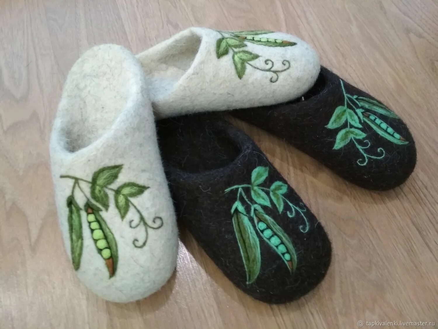 Мир войлока на павелецкой. Шерстяные изделия ручной работы. Валяные тапочки зеленые. Тапочки горизонт. Мир шерсти на павелецкой каталог продукции тапочки.