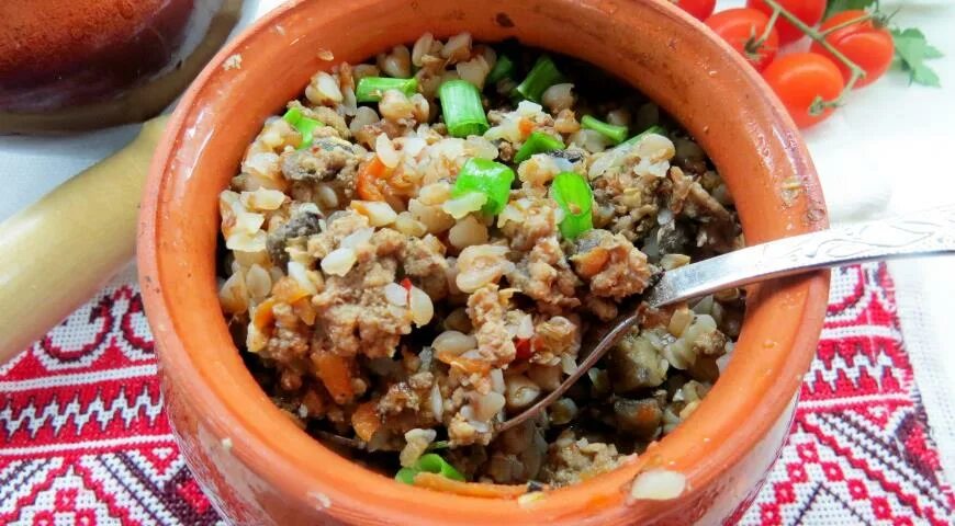 гречка с говядиной в горшочках в духовке. гречка по купечески. жаркое по деревенски в горшочках. гречка с мясом в горшочке. говядина с гречкой в горшочке.