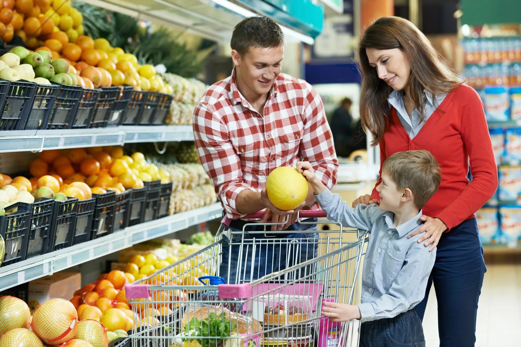 We can go shopping. Продукты в супермаркете. Покупатель в супермаркете. Покупатель в магазине. Семья в супермаркете.