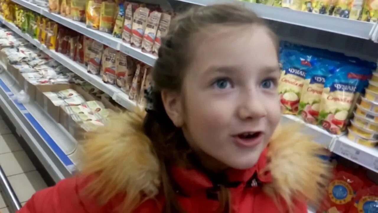 Мальчик пришел в магазин. Идём в магазин. Девочка 2 года в магазине ходит. Видосик иду в магазин. Девочка пошла в магазин за газировкой.