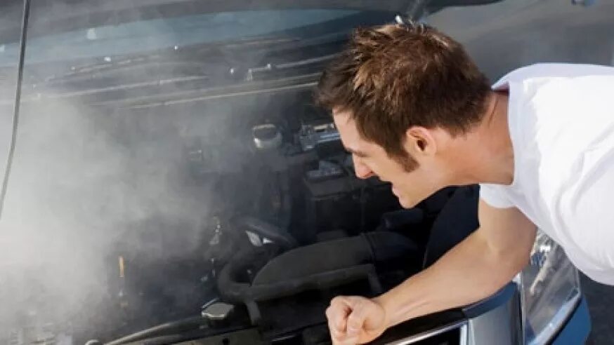 робот двигун. Smoking engine. Smoke engine. Car oil burning smoke. Smoking engine.