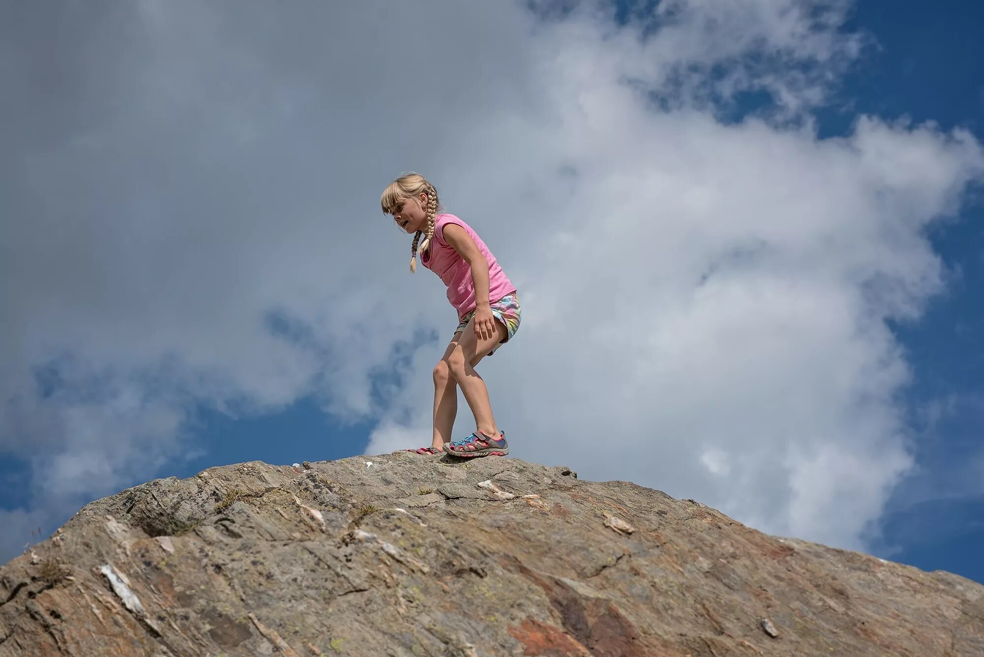 Mountain child. Прыжок с горы с камнем. Горы для детей. Девушка в прыжке с горы. Девочка прыгает горы.