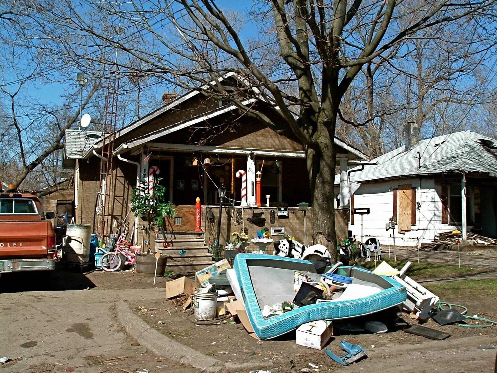 Заброшенный американский дом. Кэмден город сша. Трущобы нью йорка 2020. Штат мичиган деревни. Жуткая америка.