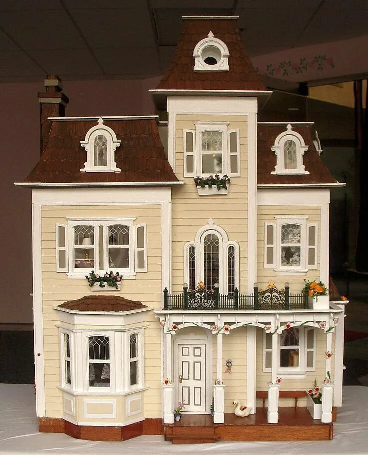 Кукольный дом в викторианском стиле музей в Англии. Кукольный домик в викторианском стиле. Кукольный домик 1/12. Дом для кукол в викторианском стиле.