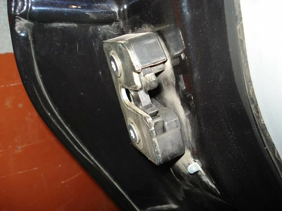 Замок изнутри ваз 2109. Не открывается дверь изнутри приора. Приора задние двери закладные. Механизм защелки двери приора 2. Крепления замка на приору двери.