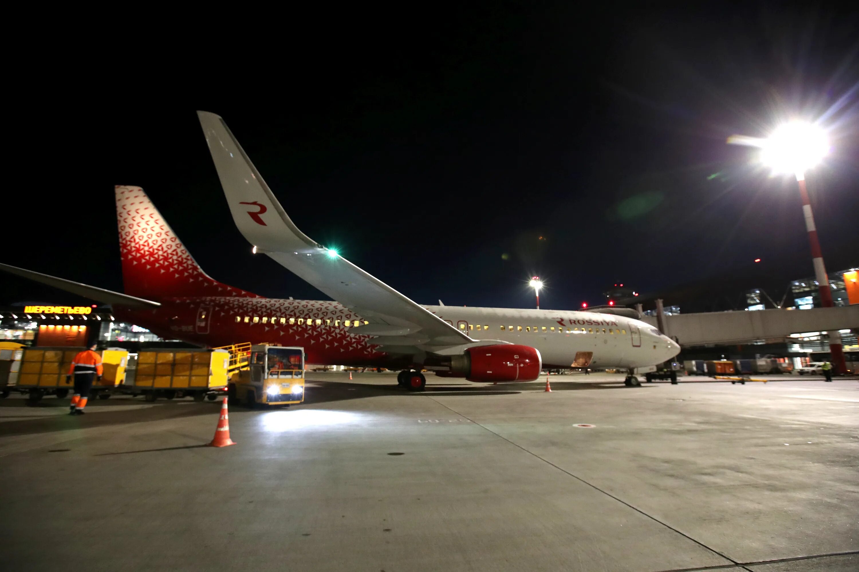 Шереметьево сочи терминал. Самолет Боинг 747 Шереметьево. Шереметьево аэропорт 2023. A320 телетрап Шереметьево. Боинг 737 Москва Шереметьево.