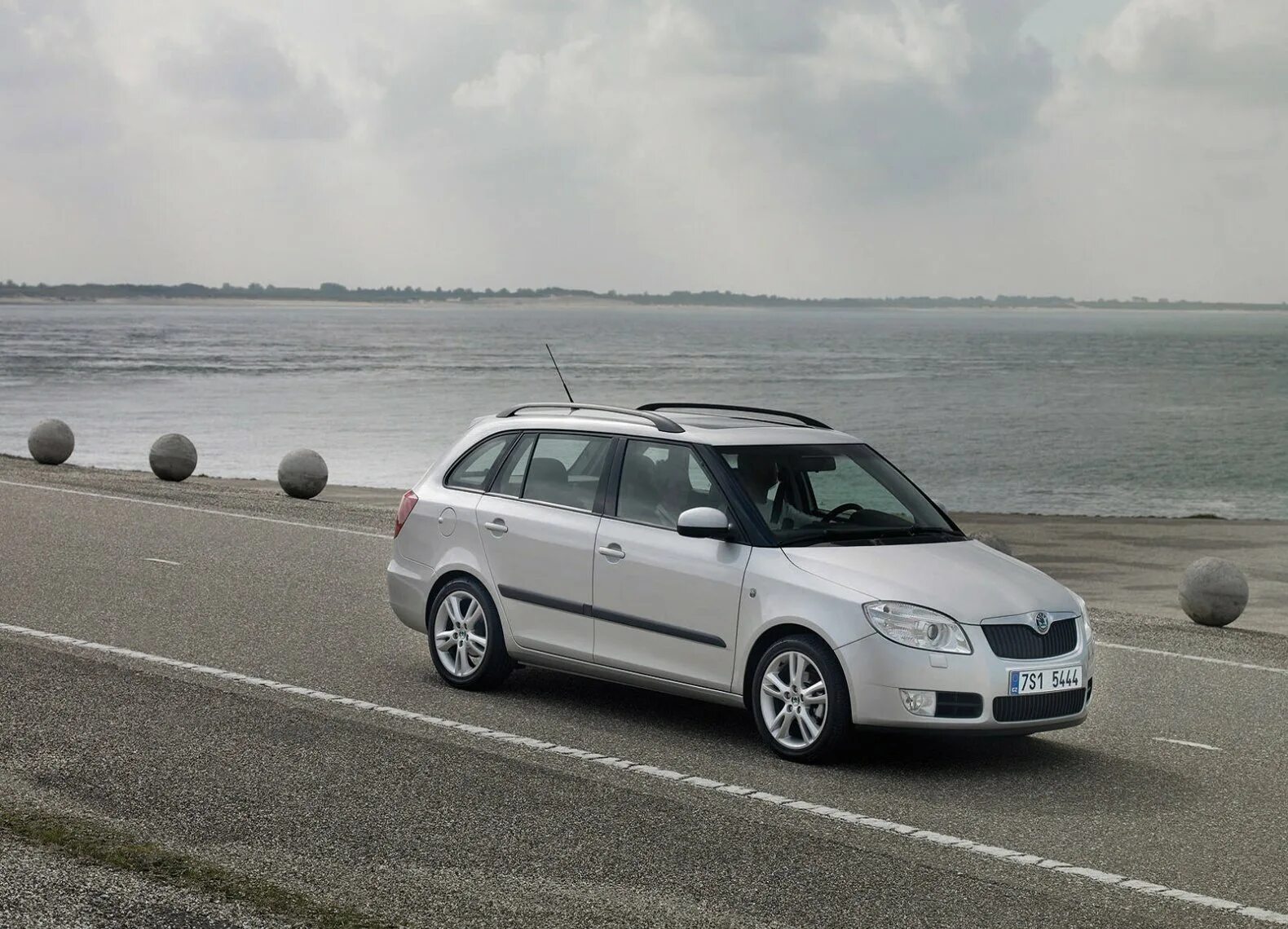 Фабия 1 универсал. Шкода фабия универсал 2012. skoda fabia универсал r16. шкода фабия универсал модельный ряд. skoda fabia универсал 1 поколение багажник.