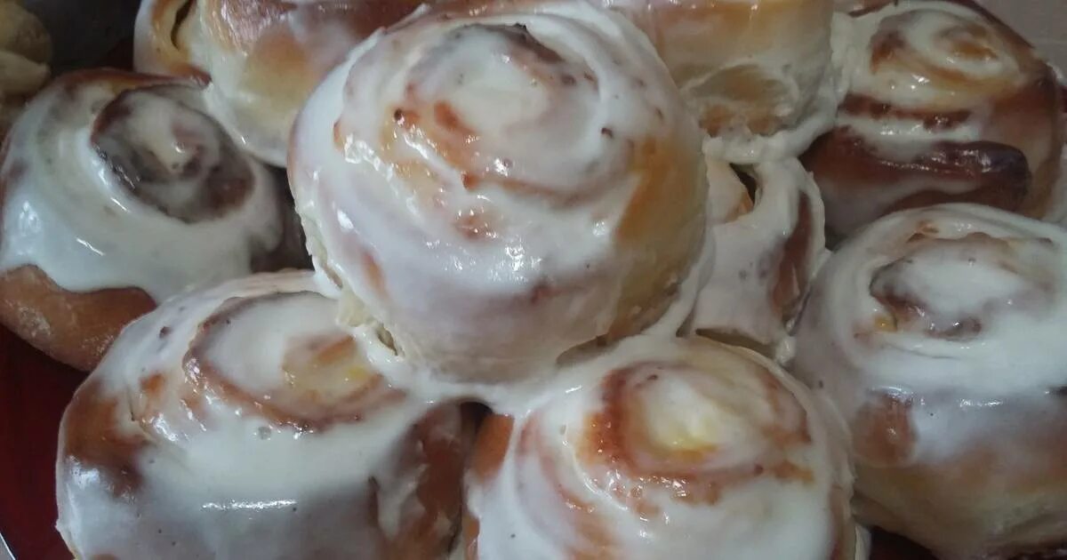 пега кокосовые оладьи. завитушки с творогом из дрожжевого. булочки завитушки с творогом. завитушки с творогом в сметанной заливке. творожные завитушки в сметанной заливке.