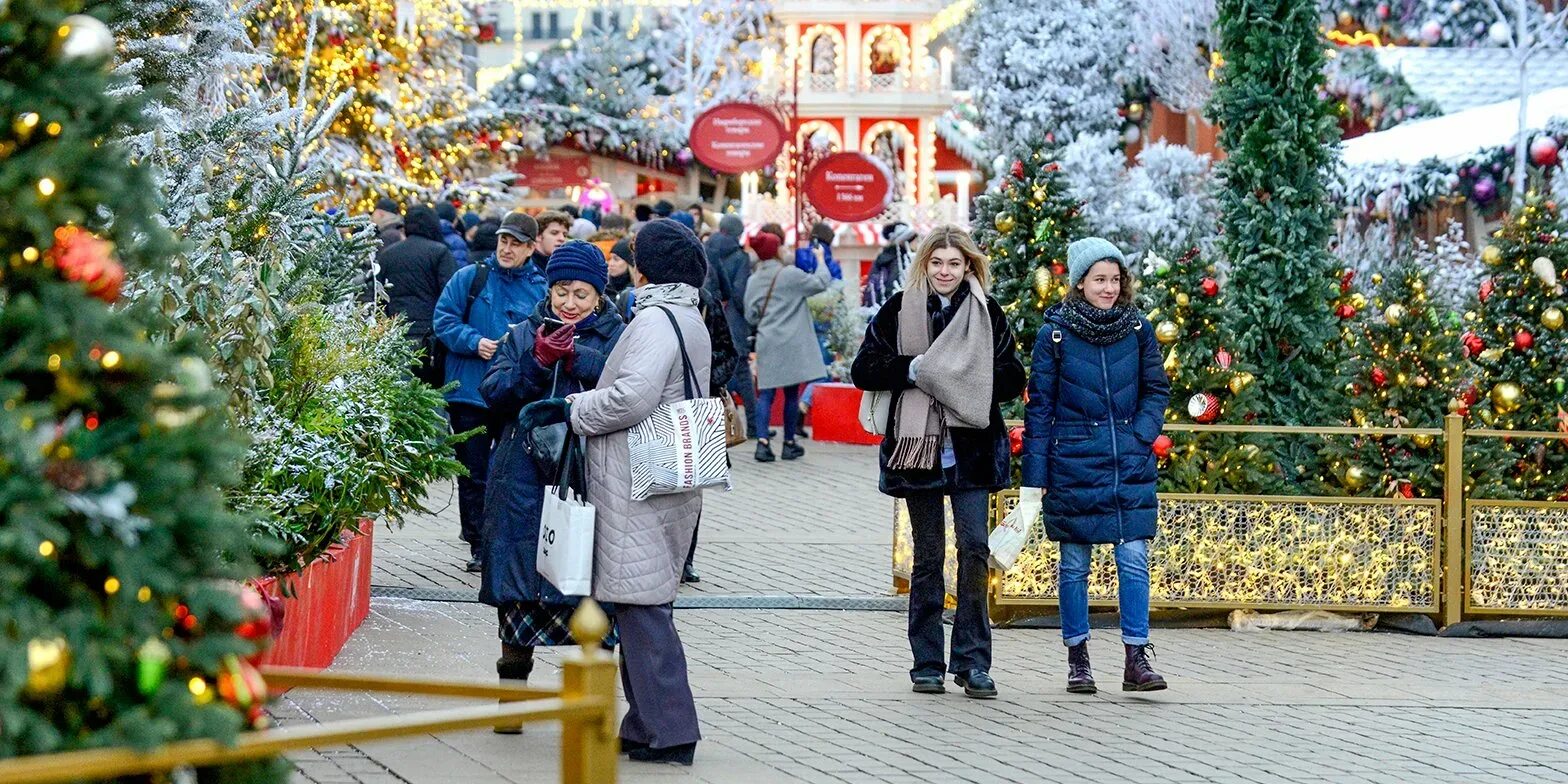 Новый год в москве с детьми. Фестиваль «путешествие в Рождество» на Манежной площади.. Путешествие в Рождество площадь революции. Люди на улице в Рождество. Праздник путешествие в Рождество.