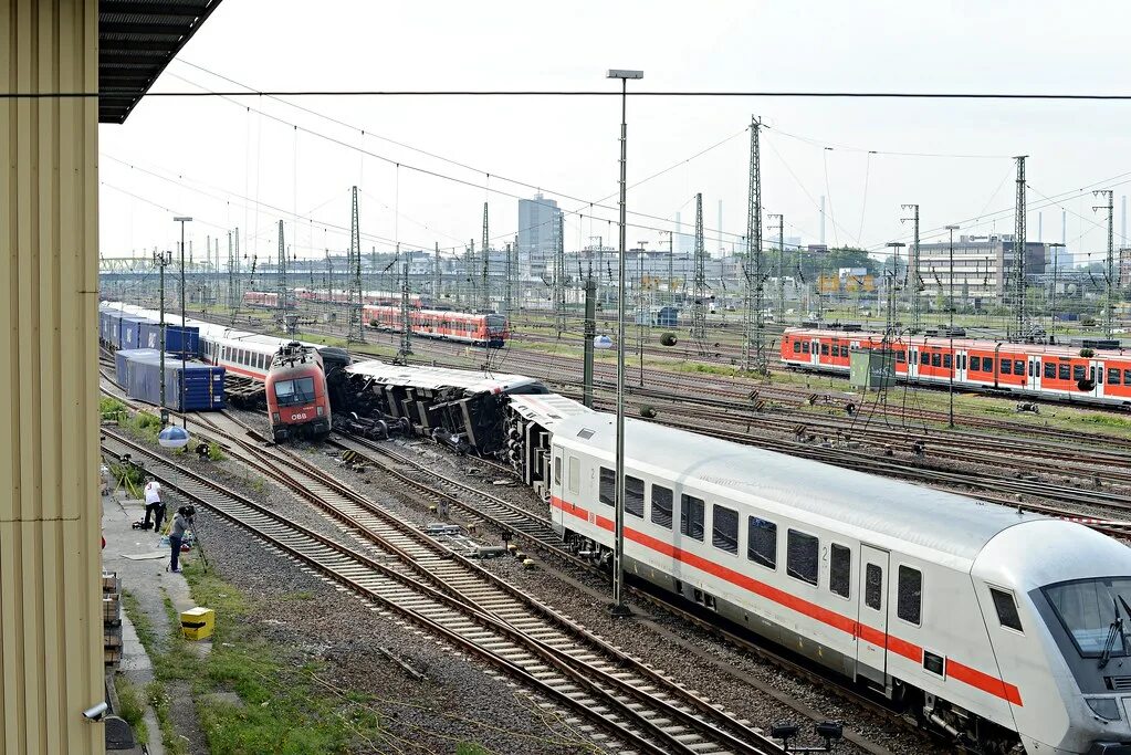 Настоящее железных дорог. Пассажирский поезд. Настоящий поезд. Поезда Германии. Фотографии поездов.