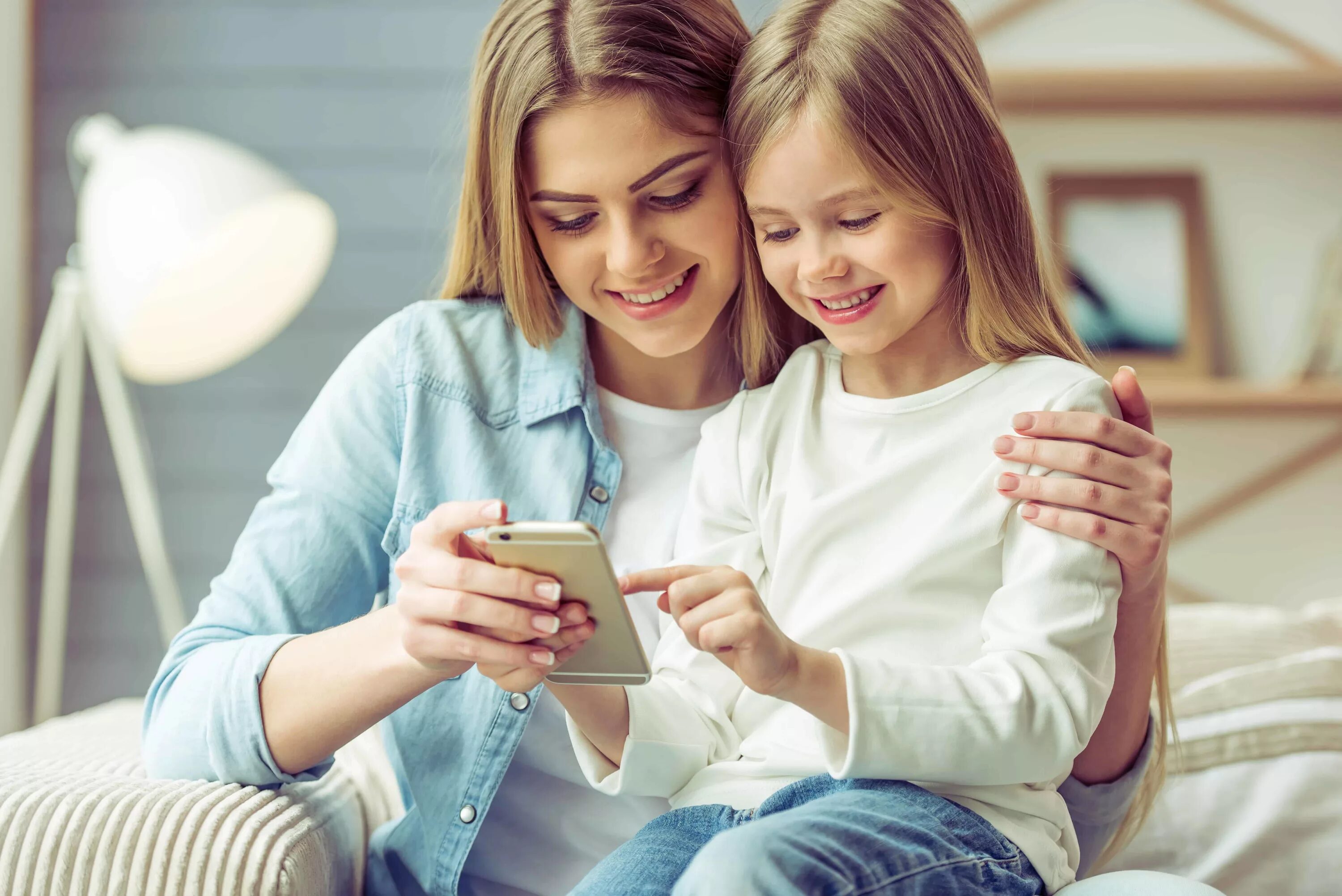 She watched her daughter. Мать с ребенком. Мама со смартфоном и ребенком. Мама с ременков в телефоне. Дети взрослые смартфон.