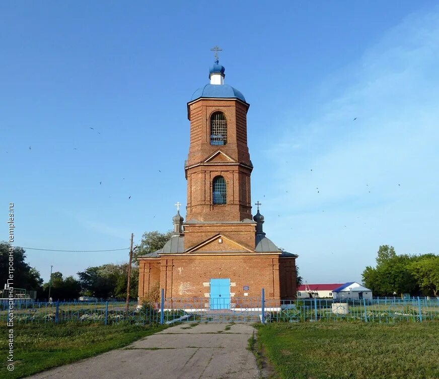 Вязовка самарская область. Церковь Димитрия сухая Вязовка. Храм в селе сухая Вязовка. Сухая Вязовка храм Дмитрия Солунского. Сухая Вязовка Самарская область.