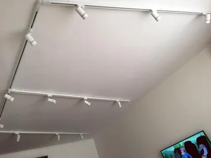 Установка трековых светильников в натяжной