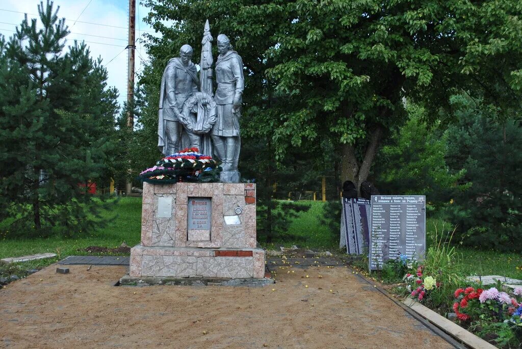 Братская могила износковский район износки. Калужская обл износковский. Село шанский завод износковский район калужской области. Памятник село шиба. Износковский район братские могилы.