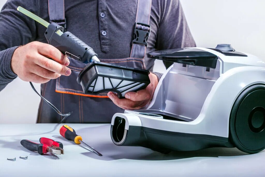 Пылесос сломался. Мастерская по ремонту пылесосов. Мастер по ремонту пылесосов. Сервис центр ремонт пылесосов. Пылесос для сервисного обслуживания.