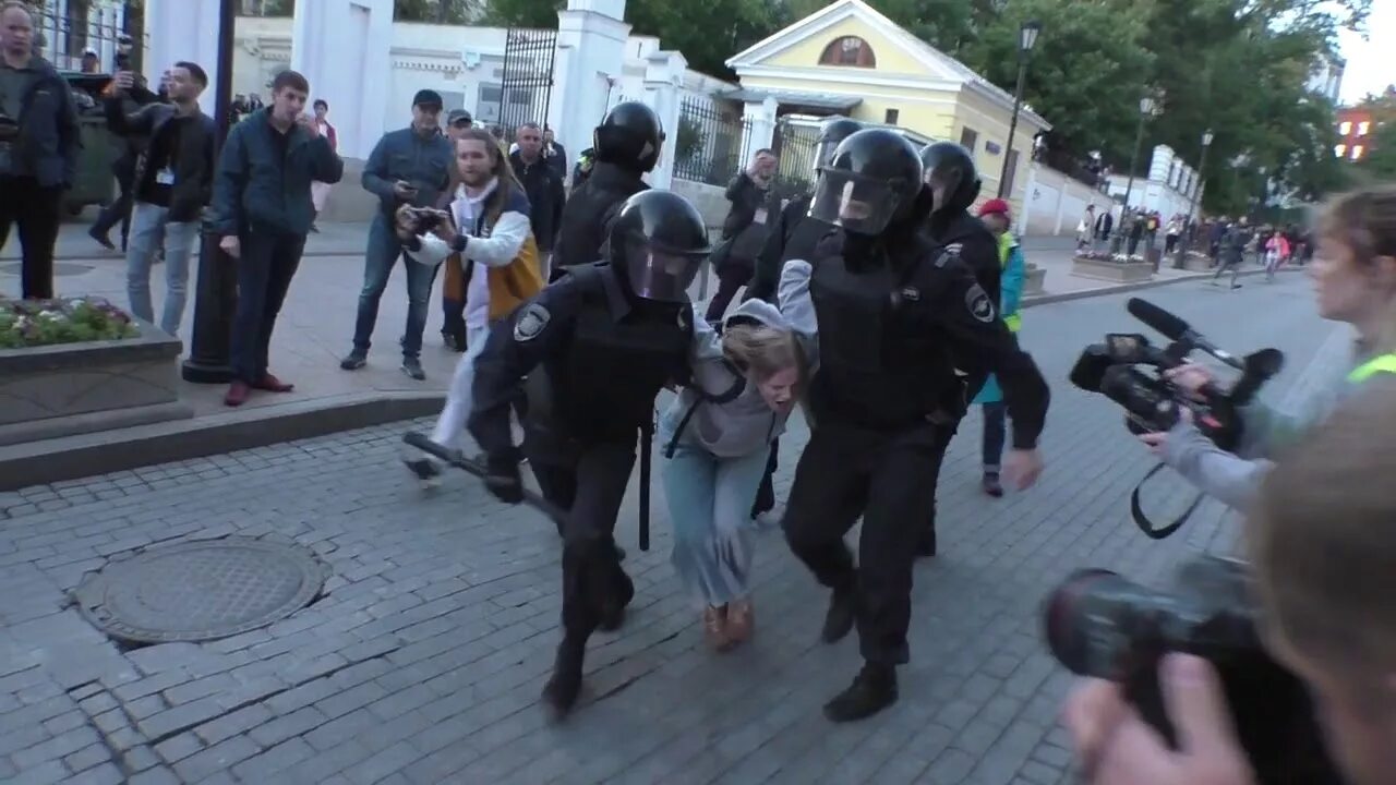 Полицейский бьет женщину. Ударил девушку на митинге ОМОНОВЕЦ В живот. Будут бить по москве