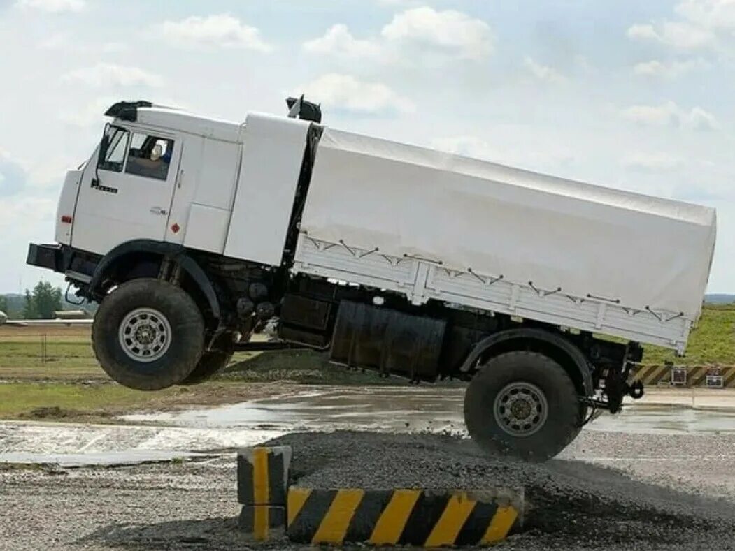КАМАЗ-53212 - трёхосный грузовой тягач-десятитонник KAMAZ-online Дзен
