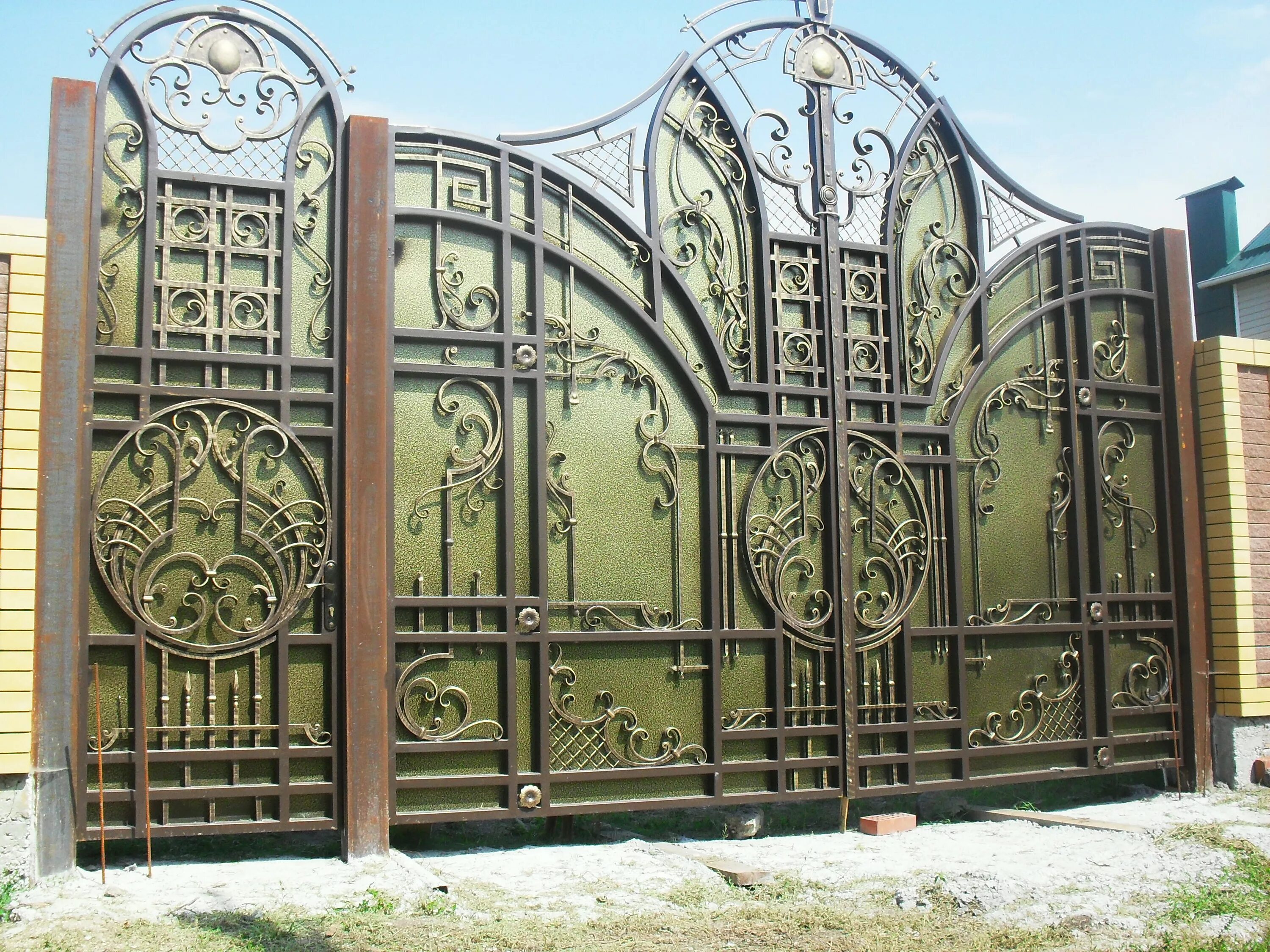 Распашные ворота осат 15-52 глухие металлические. Вороты значение. Металлические ворота с калиткой. Простые механизмы физика 7 класс ворот. Кованые ворота ишеева.