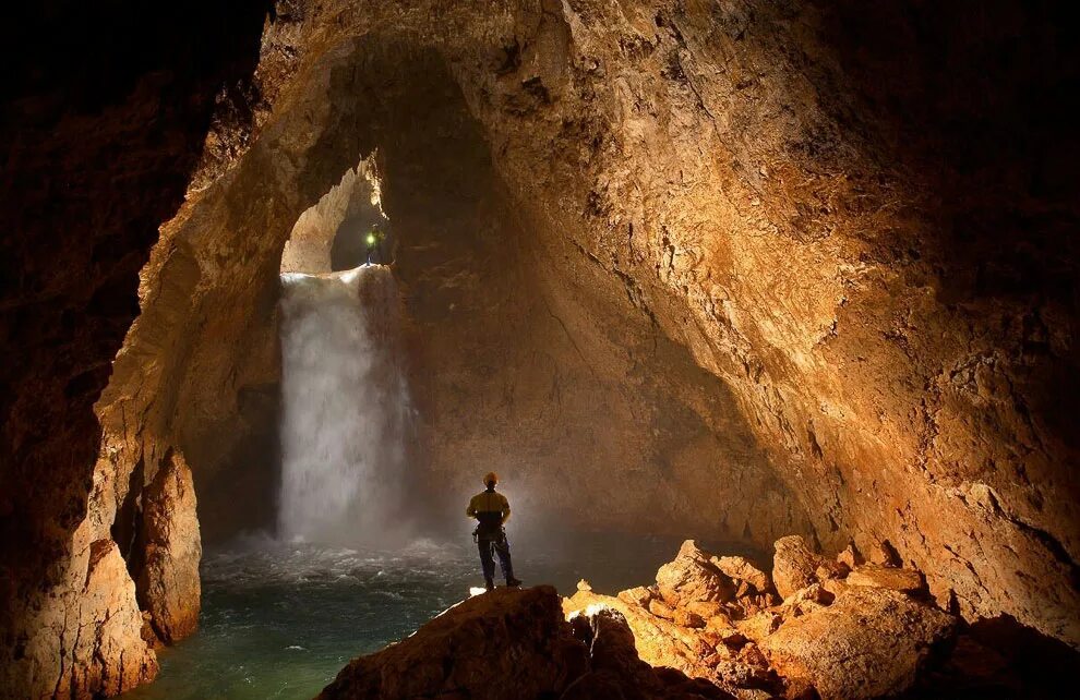 Почему экспедиция по изучению пещеры была. Пещера Крубера в Абхазии. Пещера Гуфр Берже. Пещера Крубера-Воронья. Пещера Крубера-Воронья в Абхазии.