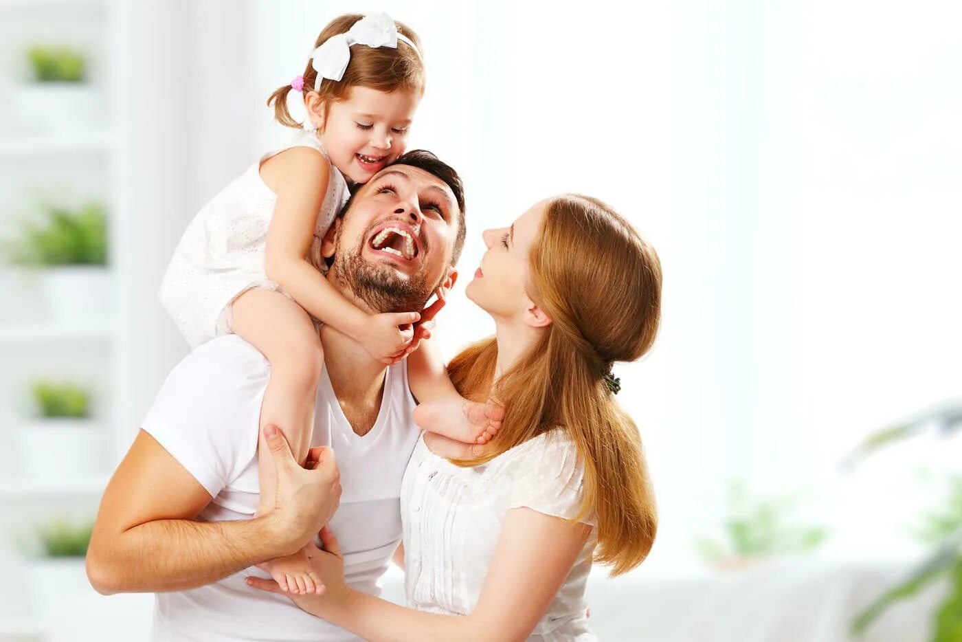 Счастливая мама с ребенком. Взаимопонимание с подростком. Отстраненная любовь к детям. Малыш и мама. Мать с ребенком.