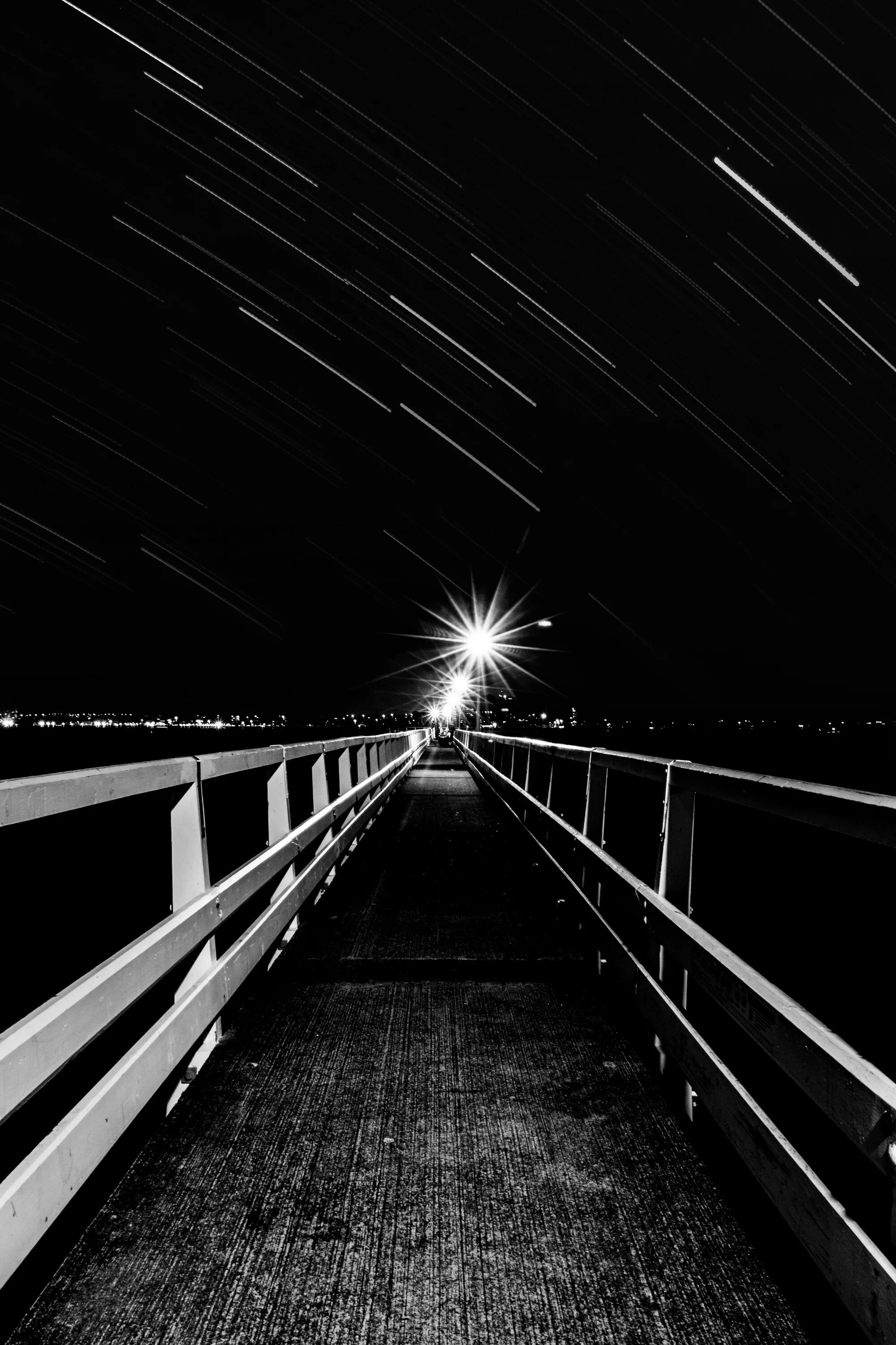 Существует ли черный свет. Ночь темнота. Темнота. Черный квадрат и свет. Покажи черный свет.