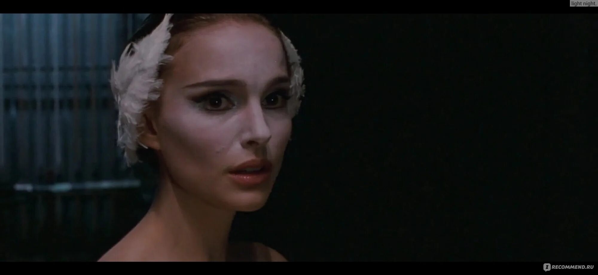 Black swan вайнона райдер царапает лицо. Черный лебедь вайнона. Натали портман черный лебедь. Черный лебедь 2010. Вайнона райдер черный лебедь.