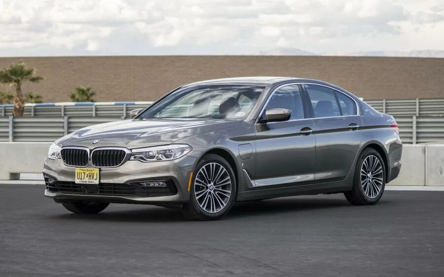 Bmw гибрид g30. Bmw 5 series electric. Bmw 530e g30. Bmw g30 2017. Bmw sedan e530.