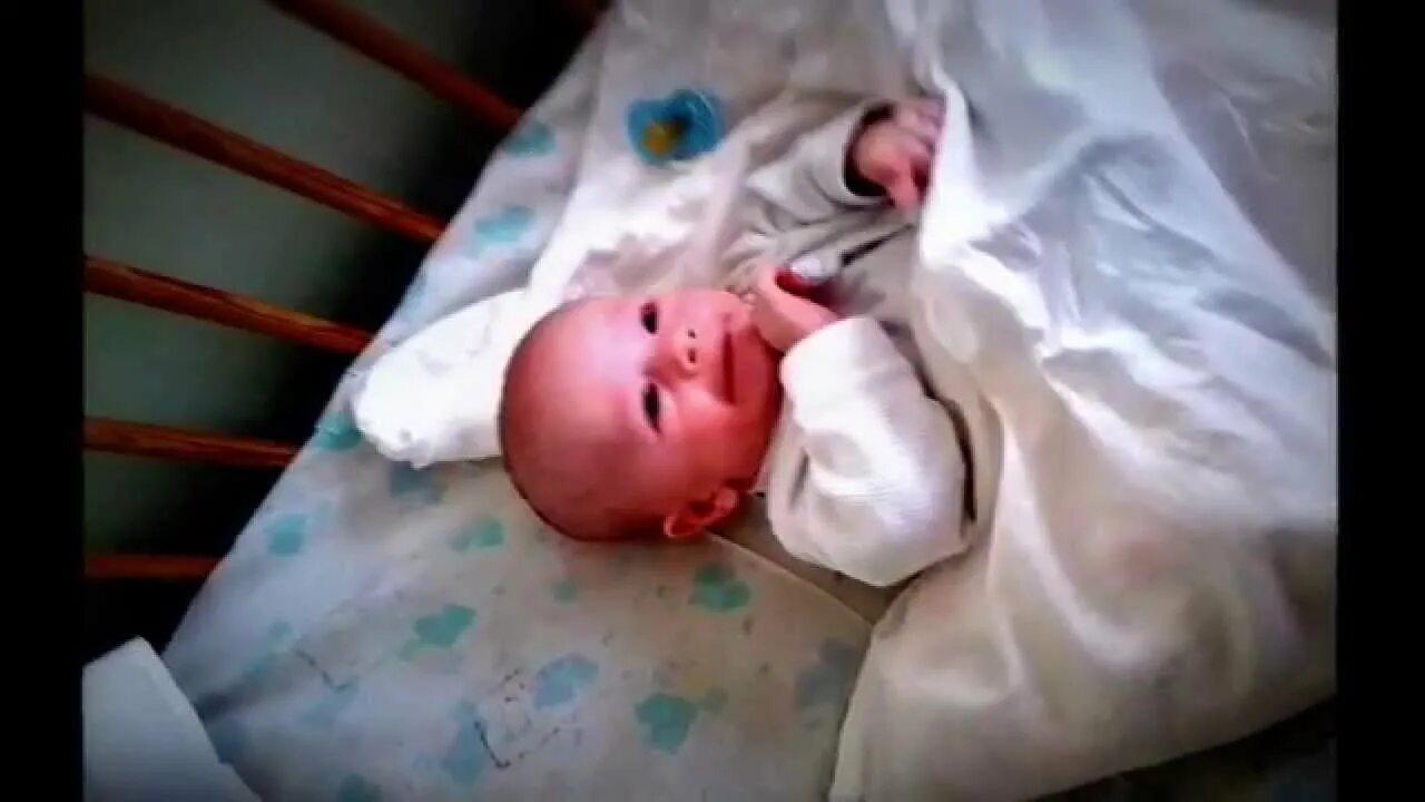 Новорожденный малыш в роддоме мальчик. Новорожденный дома. Новорожденная девочка в роддоме красивая. Фото малышей новорожденных мальчиков. Новорожденный ребенок первые дни.