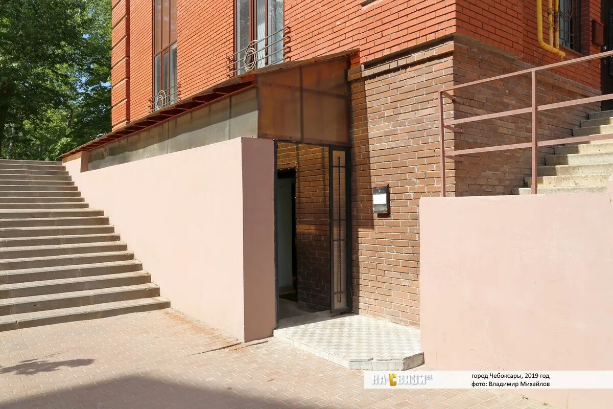 Жилое подвальное помещение. Магазин в цокольном этаже. Красивый погреб. Входная группа в цоколь. Дизайн подвального помещения.