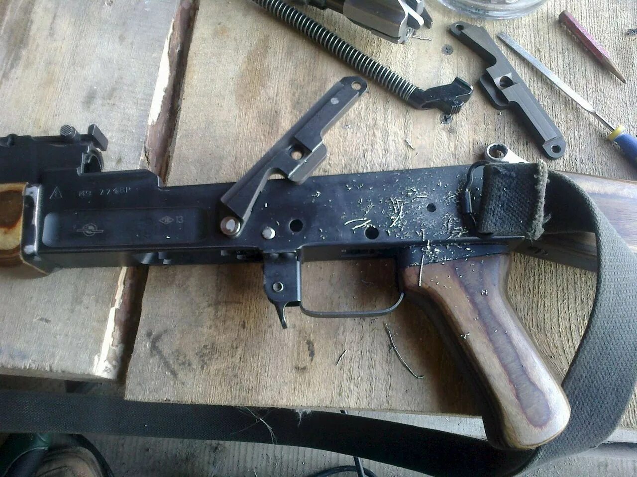 Боковая планка ак12. Установка акм. Прицел калашникова акм. Крепление прицела на ак 47. Установка акм 4 мотопомпа.