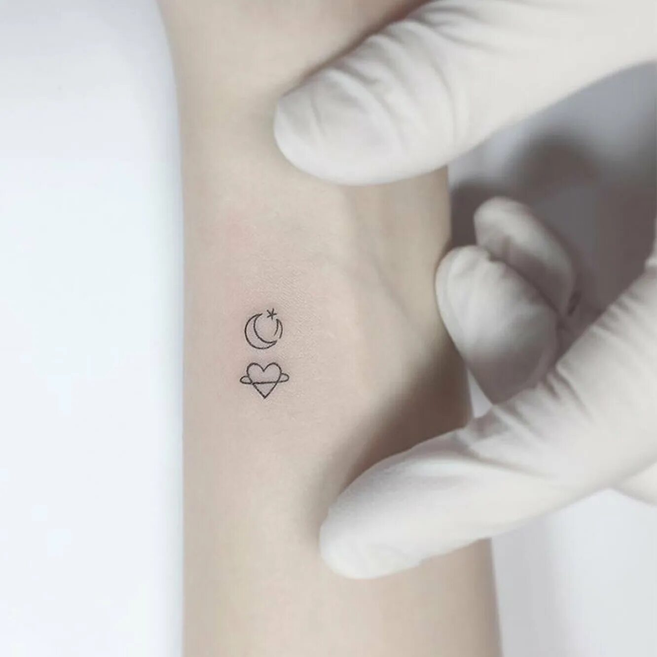 Мини тату со смыслом. Татуировки для девушек маленькие. Идеи маленьких тату со смыслом. Тонкие тату для девушек. Мини татуировки.