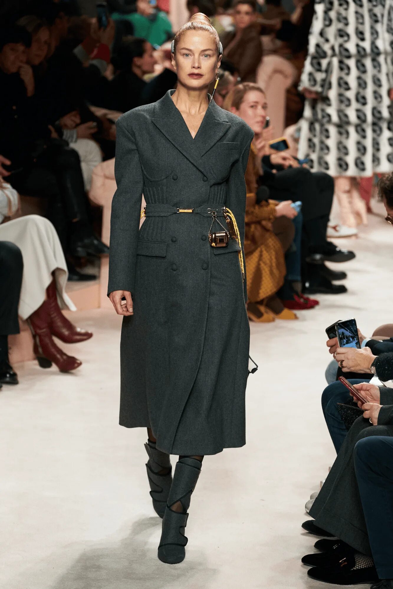 Burberry осень зима 2023. Новинки верхней одежды. Тренды верхней одежды осень зима 2025. Самые модные куртки осень 2022. Тренды верхней одежды осень зима 2025.