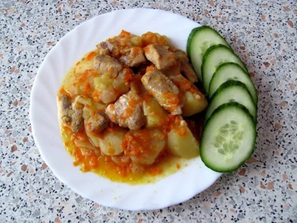Картошка в мультиварке без мяса. Тушеная картошка в мультиварке. тушёная картошка с мясом в мультиварке. тушёная картошка в мультиварке поларис. картофель с говядиной в мультиварке.