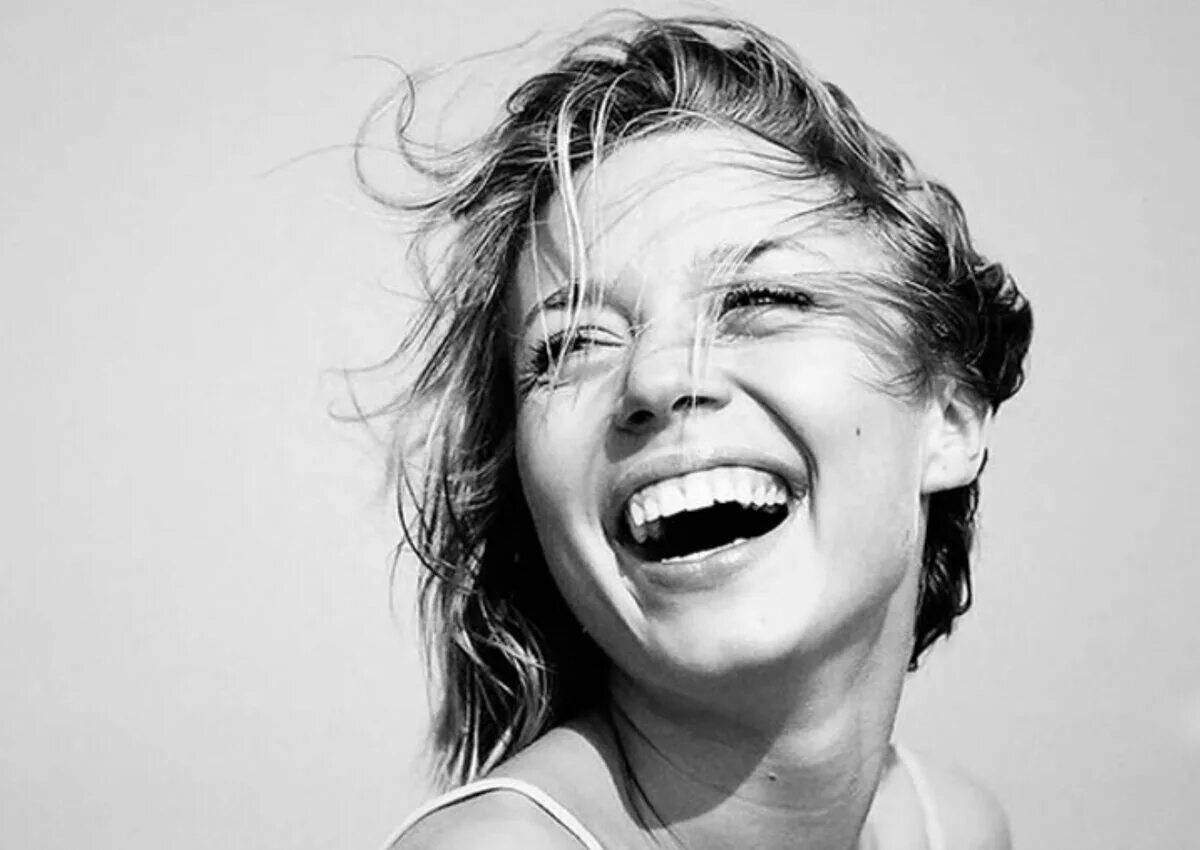 Смех девушки. Устав болеть душа вдруг тихо улыбнется. Красивая девушка смеется. Тихо улыбнуться. Девочка с улыбкой до ушей.