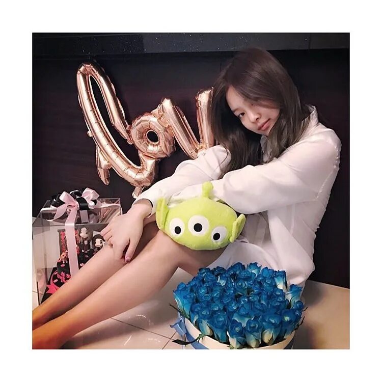 Игрушка дженни из блэк. Игрушки блэк пинк дженни. дженни blackpink день рождения.