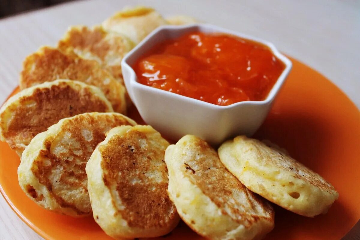 Оладьи из тыквы рецепт пошагово. Оладьи из тыквы самый вкусный. тыквенные оладьи на тарелке. тыквенные оладьи пышные. оладьи из тыквы на электрогриле.