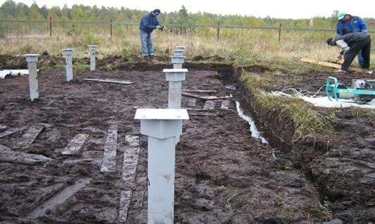 Фундамент на болотистой местности. Сваи для болотистой местности. Винтовые сваи на болотистой местности. Сваи на болотистой почве. Фундамент на болоте.