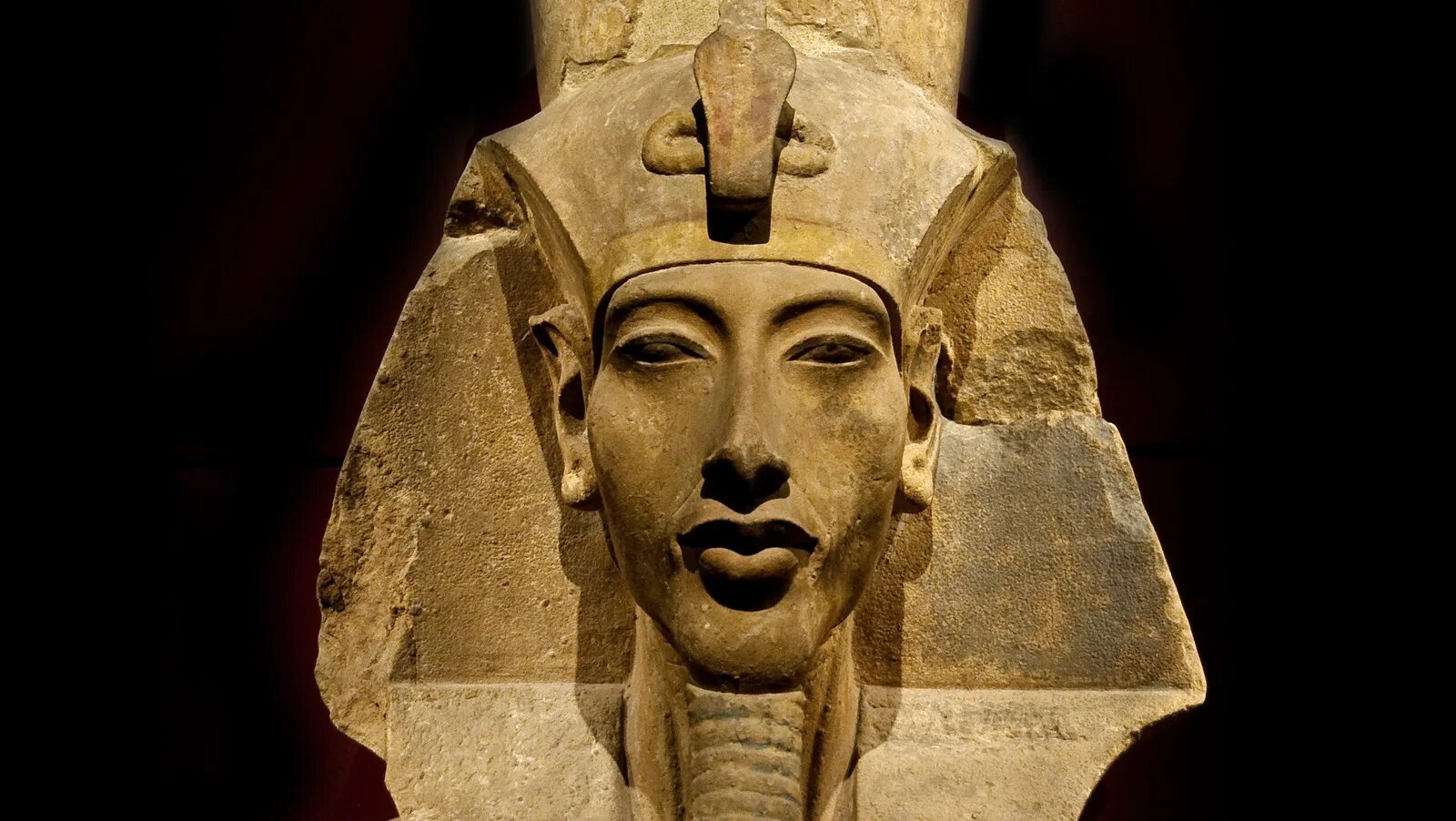 Фараон древний китай. Эхнатон фараон Египта. Статуя Эхнатона. Статуя Осириса древний Египет. Фараон тутмос 3 статуя.