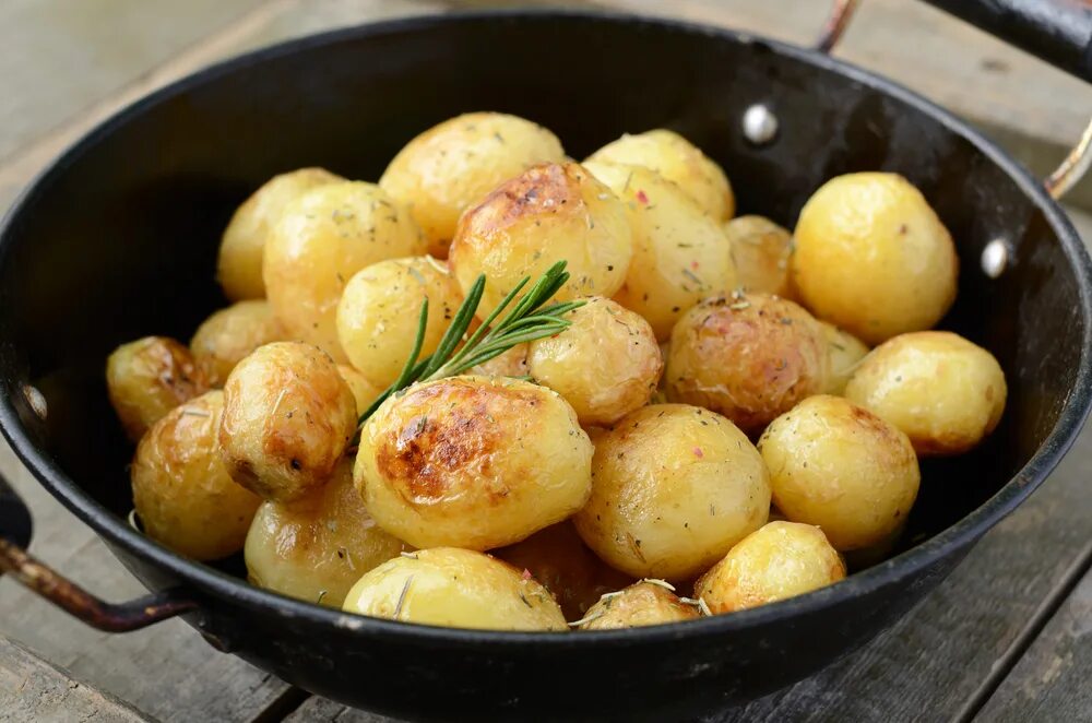 Жареная молодая картошка. Жареный молодой картофель. Жаркое из молодой картошки. Молодая картошка на сковороде