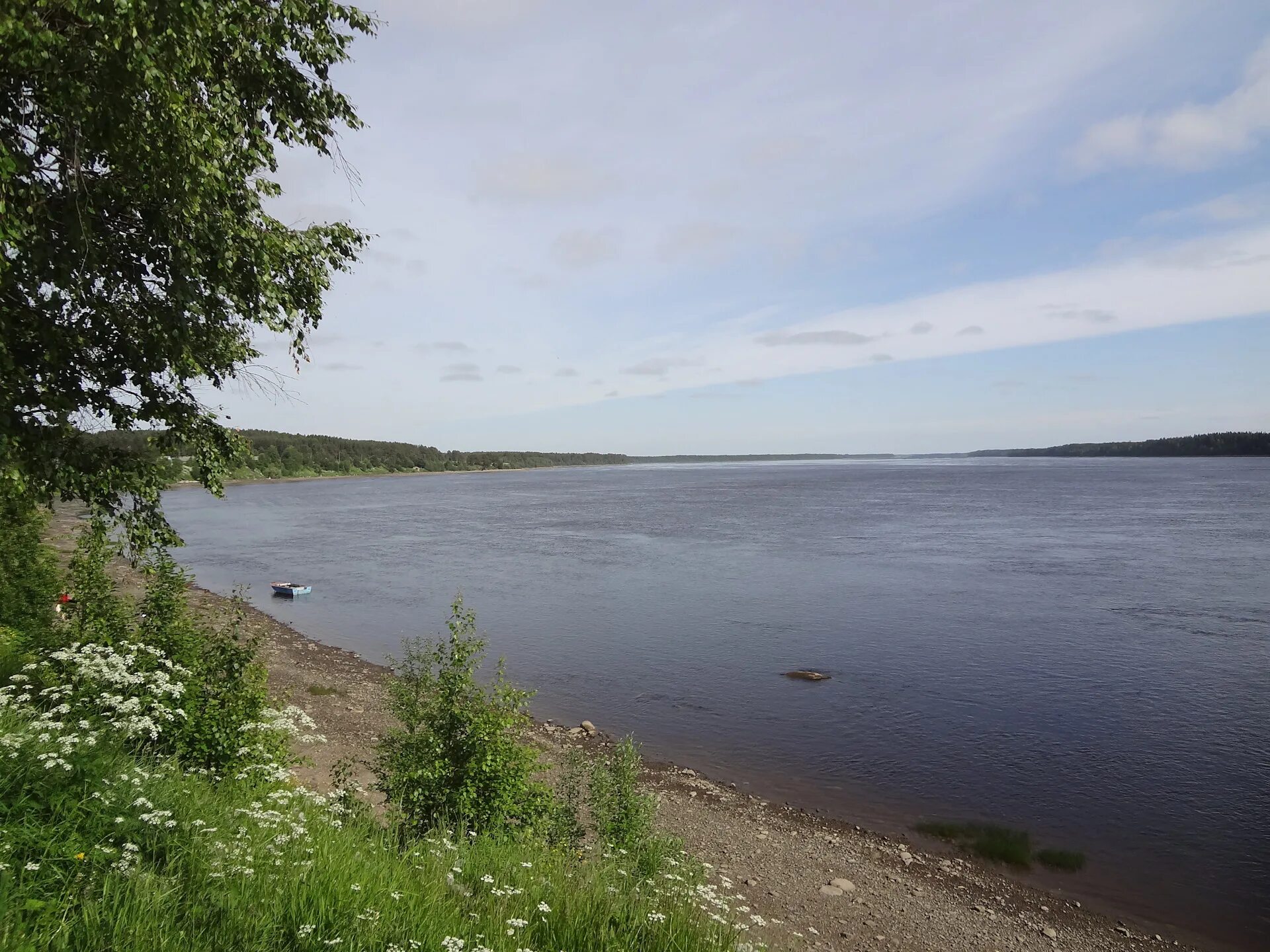 Какие из онеги. Река Онега в городе Онега. Город Онега Архангельской области. Устье Онеги. Река Онега Архангельская область.