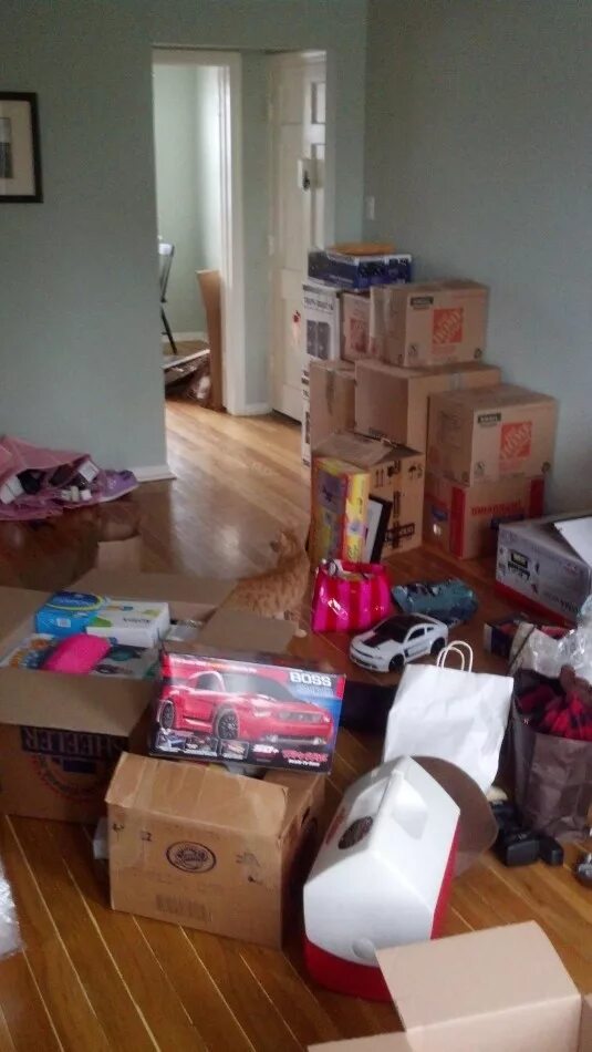 упаковка вещей для переезда. куча вещей. комната много вещей. упаковка вещей для переезда. переезд минимализм.