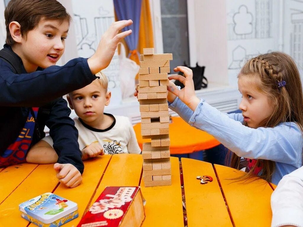 Клуб настольных игр название. Настольные игры для вечеринок. Игротека для детей. Семейный клуб клубок. Семейный клуб игр.
