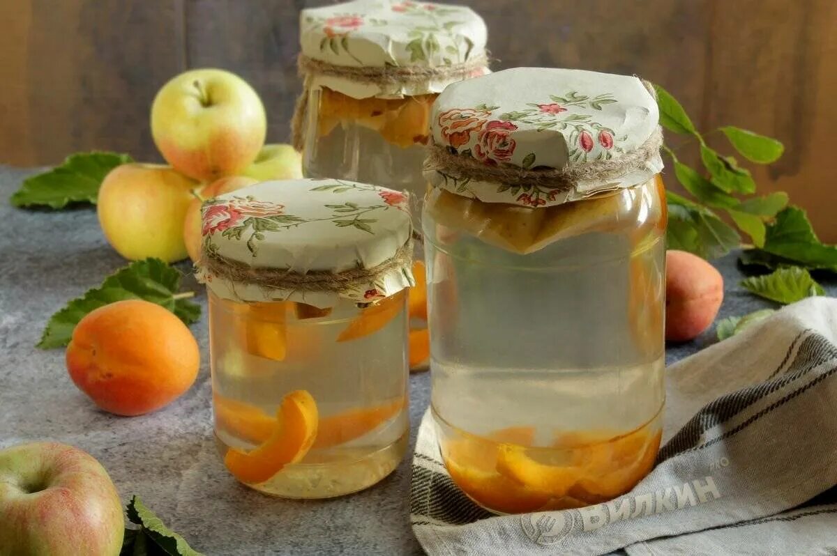 Компот из яблок и персиков. Компот из абрикосов. Компот яблоки абрикос. Компот из яблок и нектаринов на зиму. Компот яблоки абрикос.