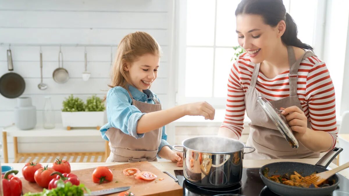 Семья готовит. Семья на кухне. Мама на кухне. Семья готовит ужин. Мама на кухне на английском