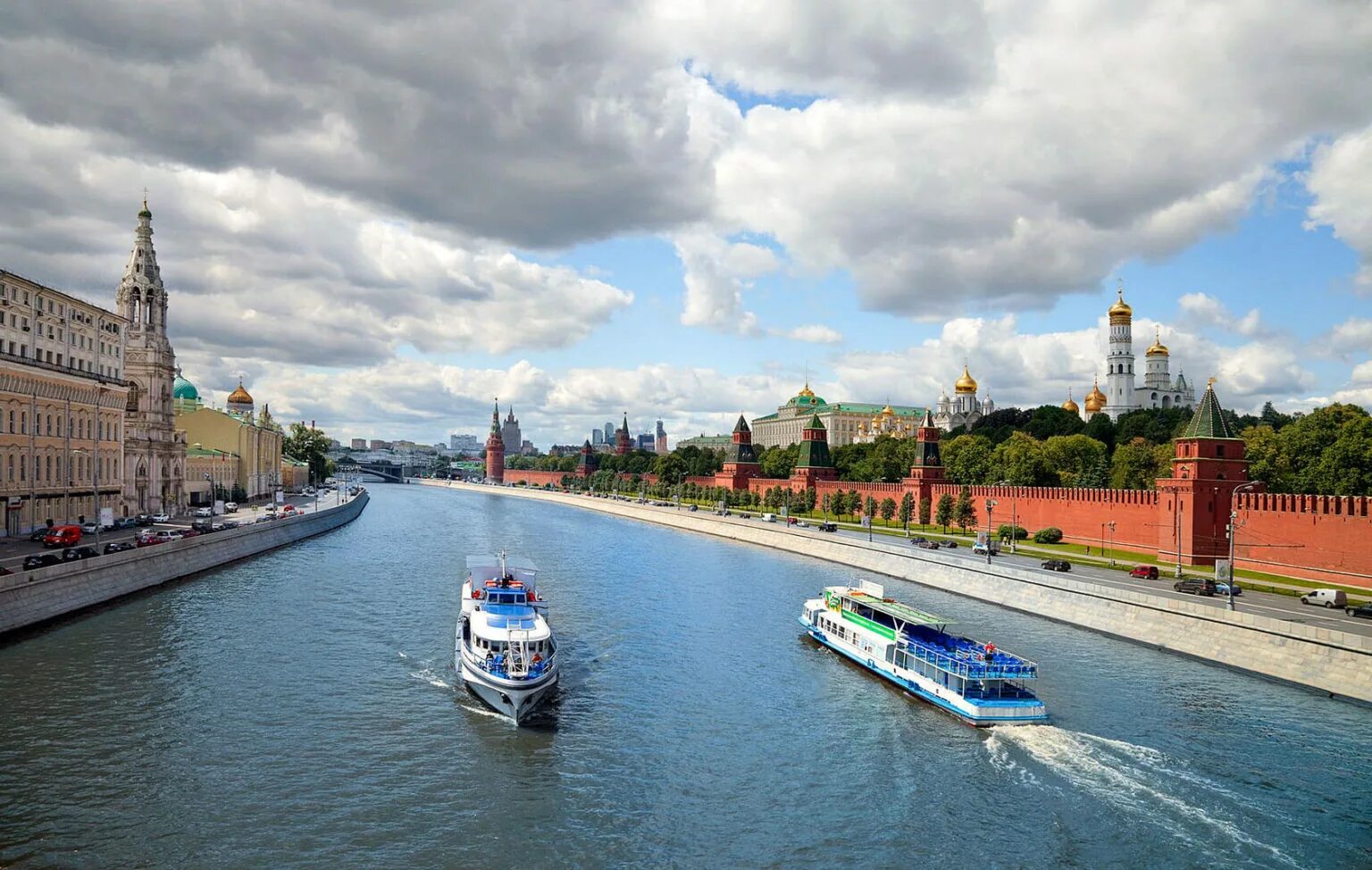 Москва река читать краткое. Речные прогулки по Москва-реке на теплоходе. Теплоход по Москве реке. Теплоходная прогулка по Москве реке. Река Москов в Москве.